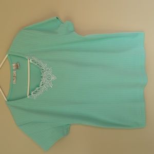 Keneth Too! Lace Crochet Accent Top LARGE Green Pattern